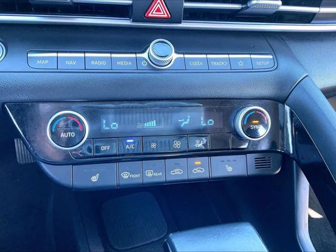 Used 2024 Hyundai Elantra Limited image 32