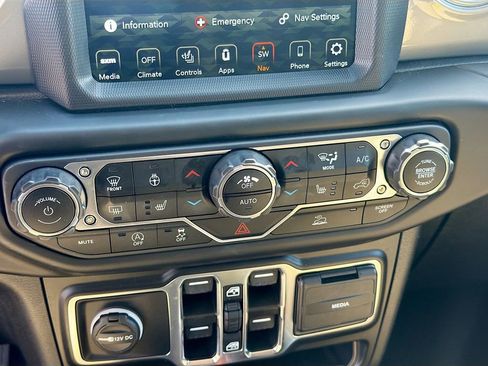 Used 2022 Jeep Wrangler Unlimited Sahara w/ Cold Weather Group AWD/4WD image 30