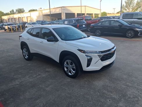Used 2025 Chevrolet Trax LS FWD image 6