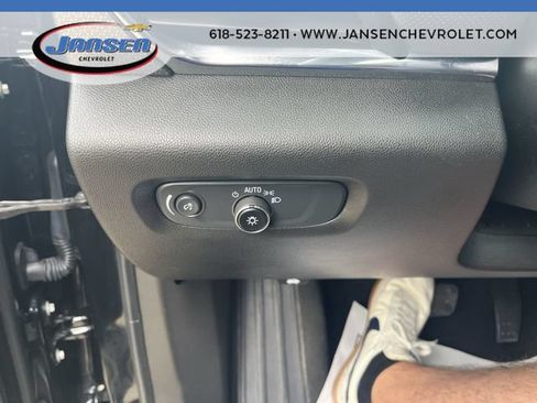 Used 2023 Chevrolet Traverse Premier FWD image 17