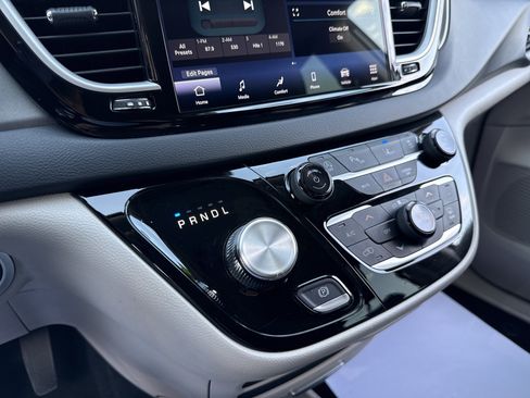 Used 2023 Chrysler Pacifica Touring-L FWD image 23