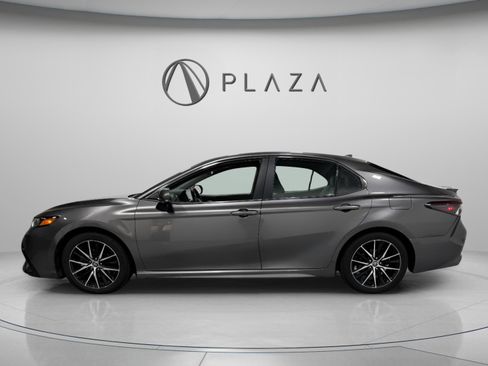 Used 2024 Toyota Camry SE image 2