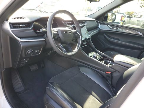 Used 2023 Jeep Grand Cherokee Altitude image 13