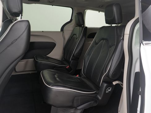 Used 2024 Chrysler Pacifica Limited FWD image 16