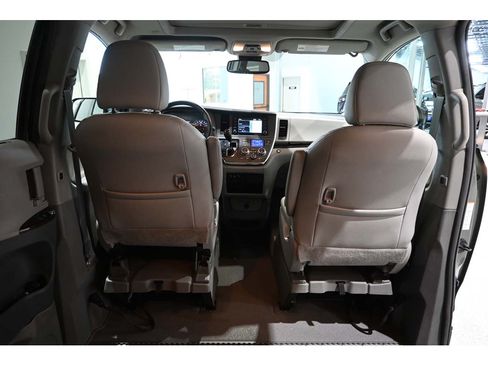 Used 2019 Toyota Sienna XLE w/ XLE Navigation Package FWD image 20