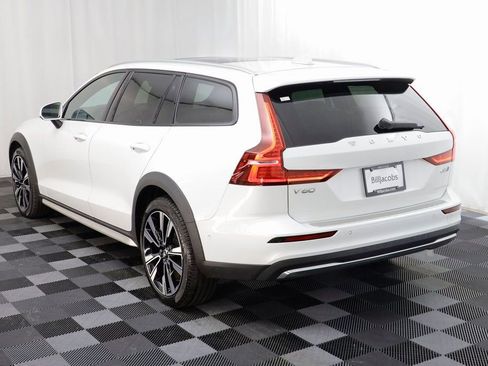Used 2024 Volvo V60 B5 Cross Country Ultimate image 17