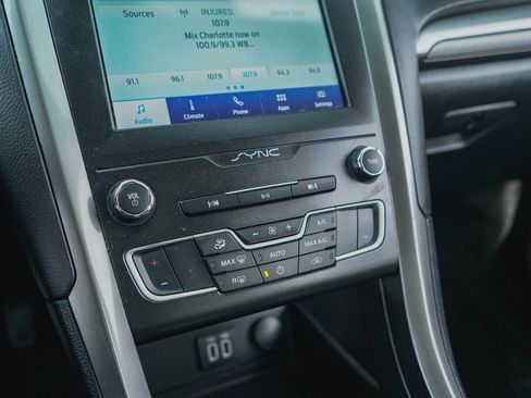 Used 2020 Ford Fusion SE image 12