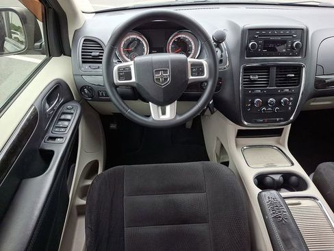 Used 2015 Dodge Grand Caravan SXT w/ UConnect Hands-Free Group FWD image 11
