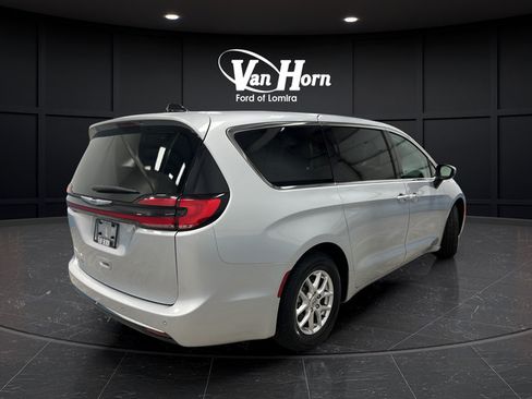 Used 2023 Chrysler Pacifica Touring-L FWD image 7