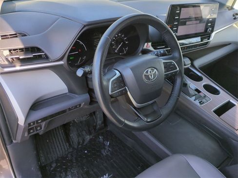 Used 2022 Toyota Sienna XLE image 9