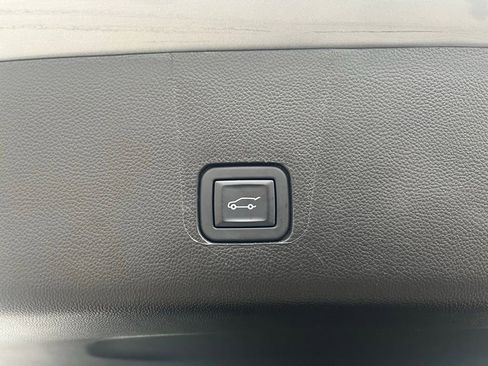 Used 2023 Chevrolet Traverse LT image 36