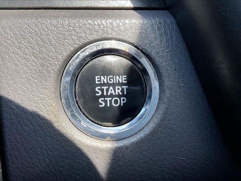 Used 2019 Toyota Camry XLE FWD image 33