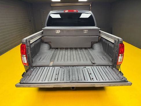 Used 2010 Nissan Frontier SE image 12