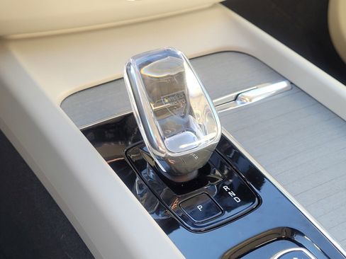 Certified 2024 Volvo XC60 T8 Ultimate w/ Protection Package Premier image 25