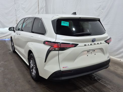 Used 2021 Toyota Sienna XLE image 7