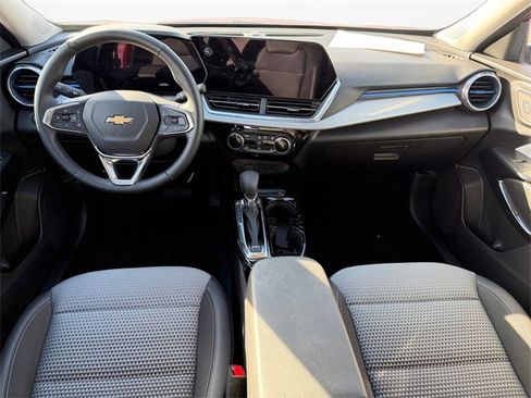 Used 2025 Chevrolet Trax LT w/ LT Convenience Package image 10