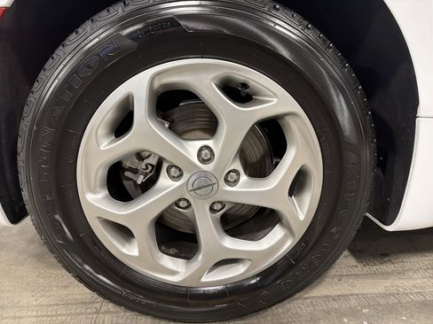 Used 2024 Chrysler Pacifica Limited image 30