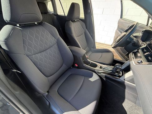 Used 2025 Toyota Corolla Cross LE image 36