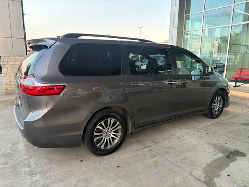 Used 2019 Toyota Sienna XLE FWD image 17
