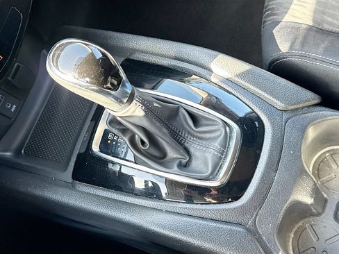 Used 2017 Nissan Rogue SV FWD image 19