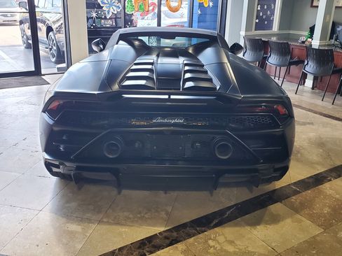Used 2021 Lamborghini Huracan EVO image 11