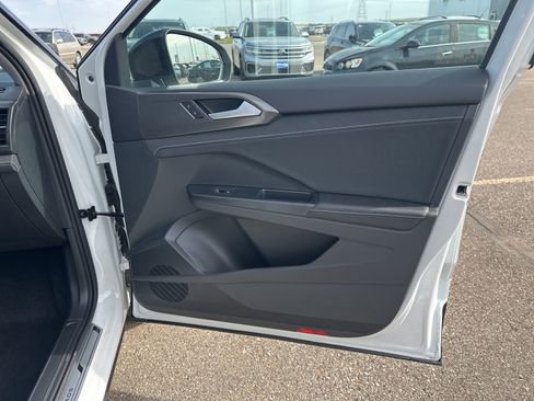 New 2026 Volkswagen Taos SE AWD/4WD image 32