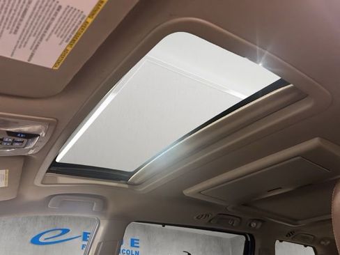 Used 2015 Toyota Sienna Limited Premium image 2