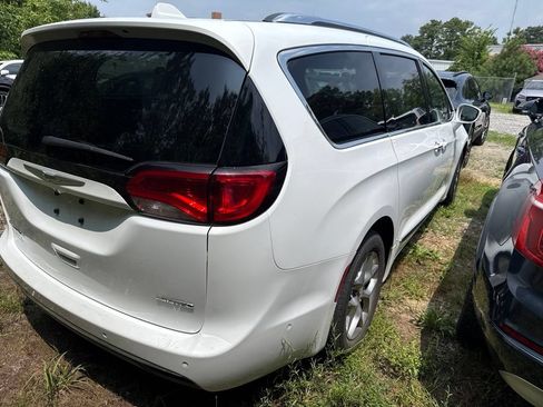 Used 2018 Chrysler Pacifica Limited w/ Advanced Safetytec Group FWD image 4