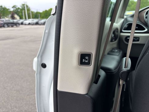 Used 2023 Chrysler Voyager LX FWD image 17