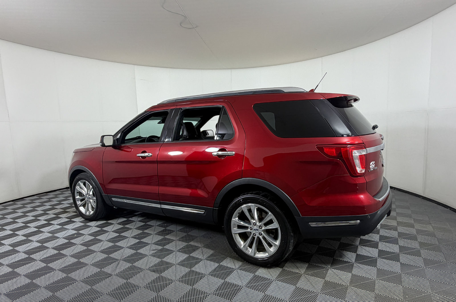Used 2018 Ford Explorer Limited w/ Ford Safe & Smart Package FWD image 3