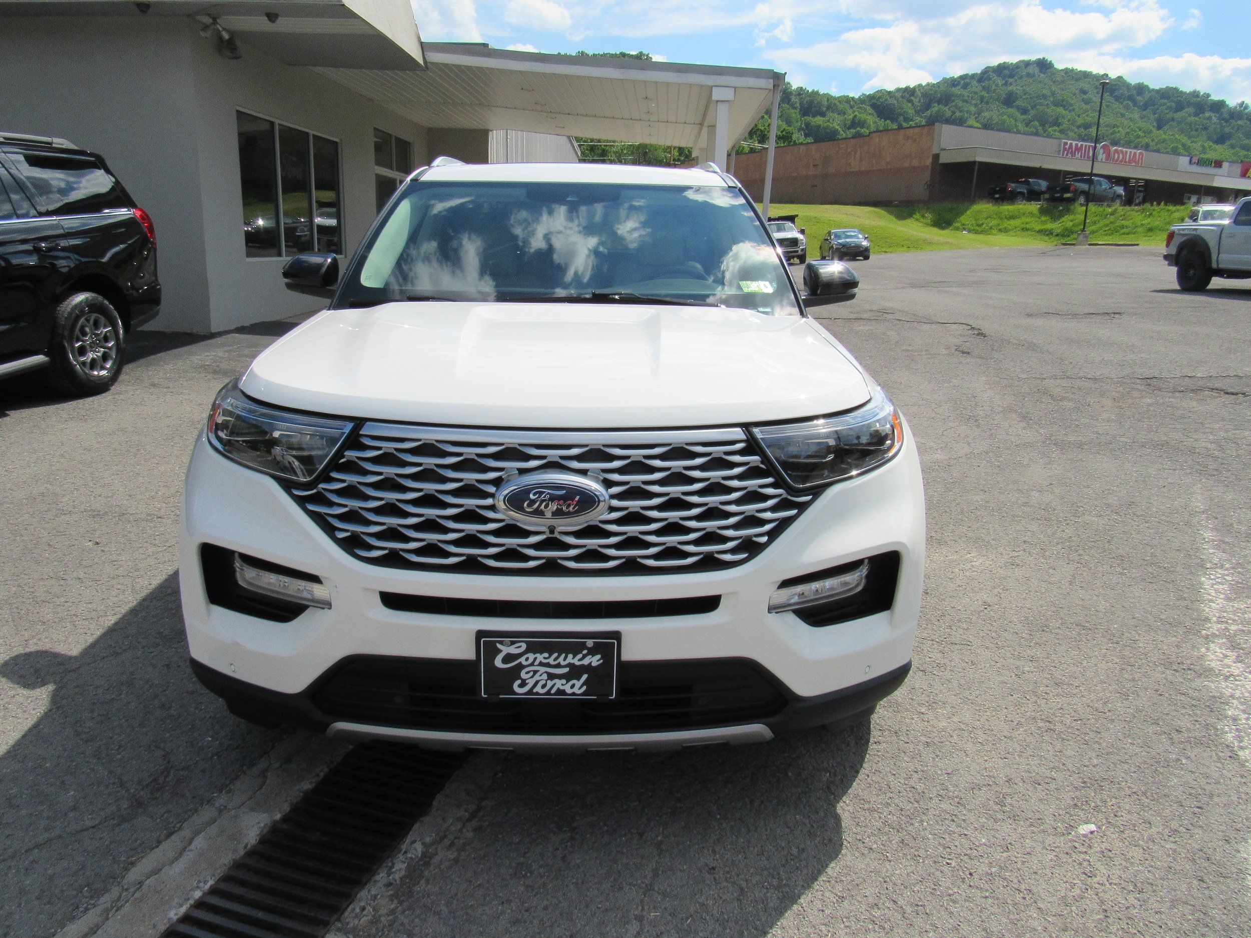 Used 2020 Ford Explorer Platinum w/ Premium Technology Package AWD/4WD image 3