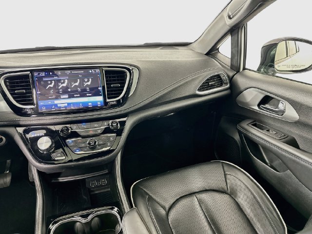 Used 2025 Chrysler Pacifica Limited FWD image 28