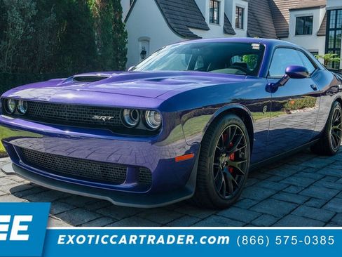 Used 2016 Dodge Challenger SRT Hellcat image 1