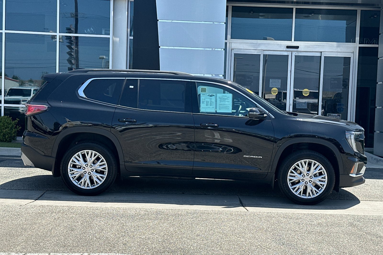 Used 2026 GMC Acadia Elevation w/ Elevation Premium Package FWD image 3