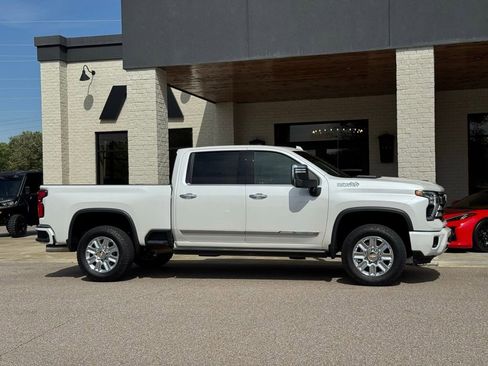 Used 2024 Chevrolet Silverado 2500 High Country w/ Technology Package AWD/4WD image 18
