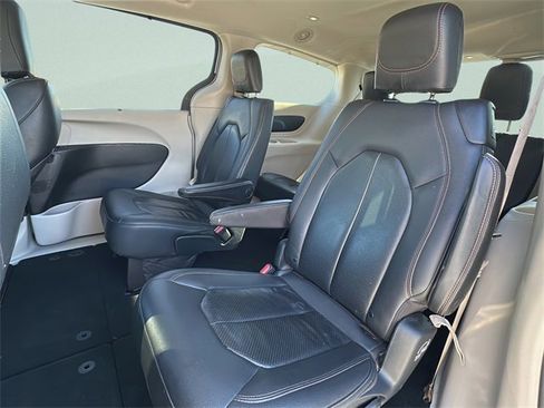 Used 2020 Chrysler Pacifica Touring-L image 16