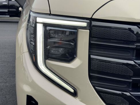 Used 2022 GMC Sierra 1500 Elevation w/ Elevation Premium Package AWD/4WD image 7