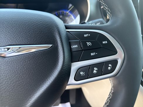 Used 2023 Chrysler Pacifica Touring-L AWD/4WD image 26