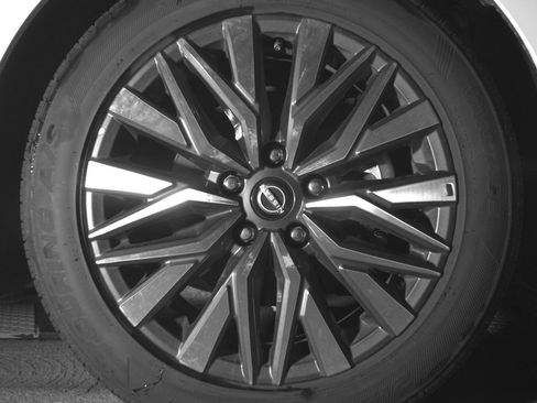 Used 2025 Nissan Altima 2.5 SV FWD image 13