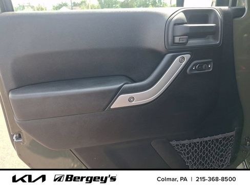 Used 2015 Jeep Wrangler Unlimited Sahara w/ Connectivity Group AWD/4WD image 13