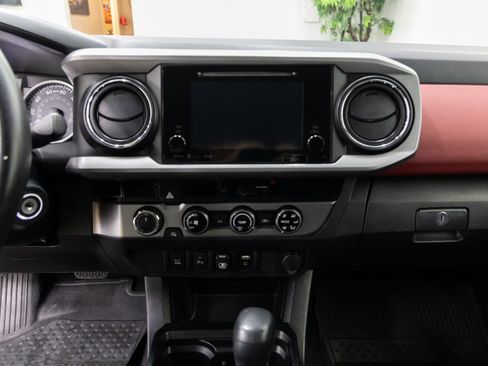 Used 2018 Toyota Tacoma SR5 image 18