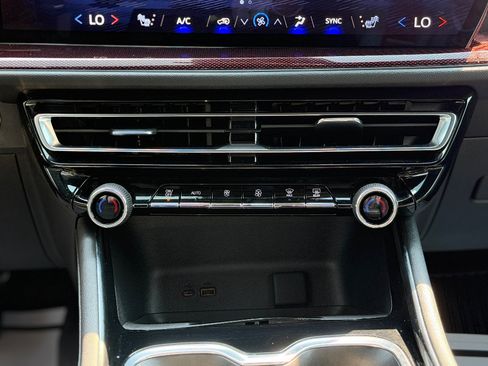 Used 2024 Chevrolet Traverse Z71 AWD/4WD image 16