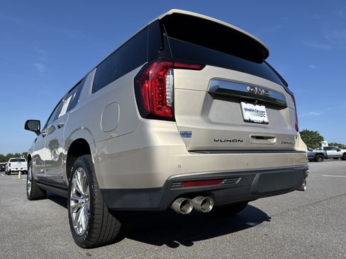 Used 2022 GMC Yukon XL Denali AWD/4WD image 8
