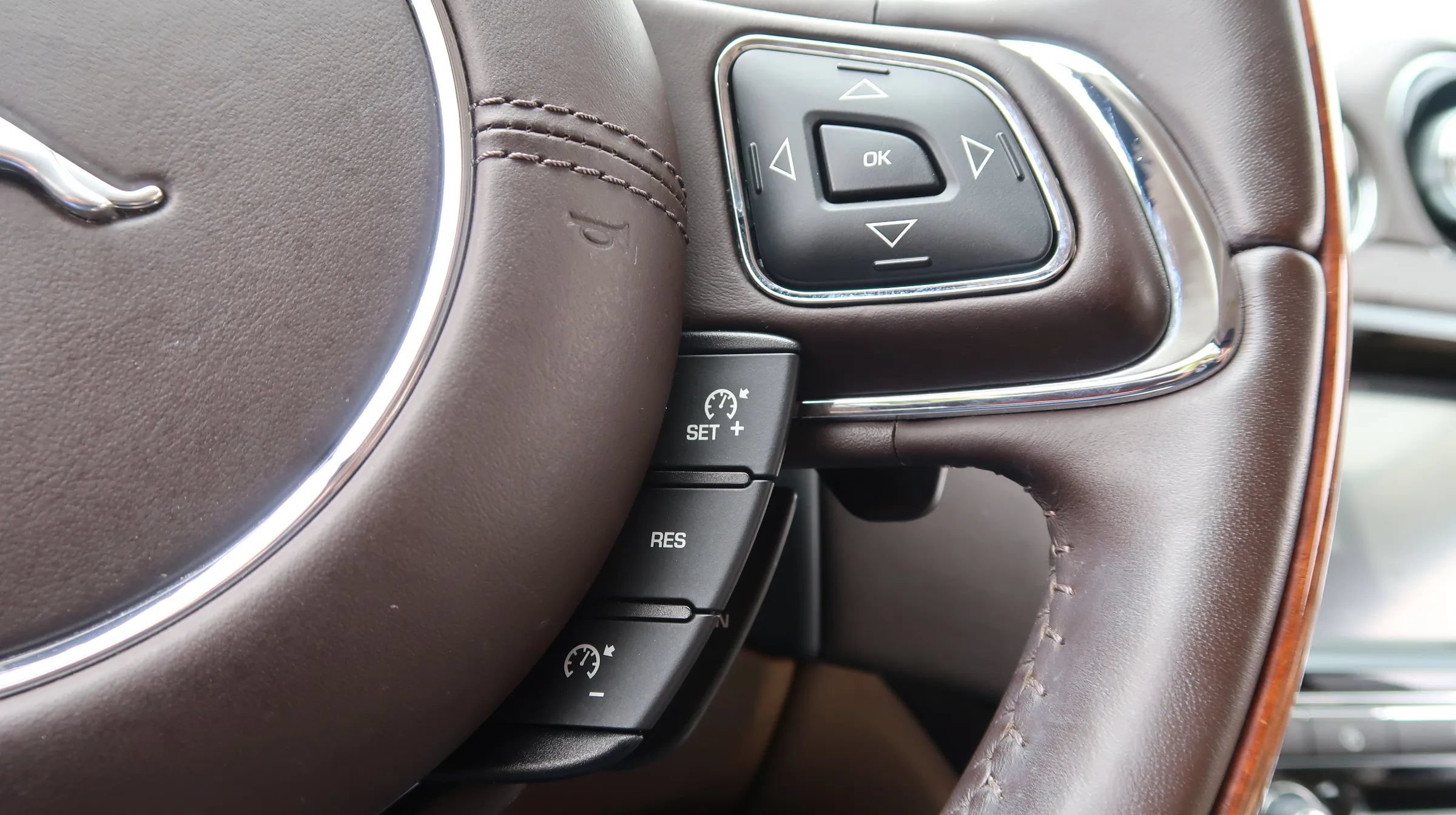 Used 2019 Jaguar XJ R-Sport RWD image 41