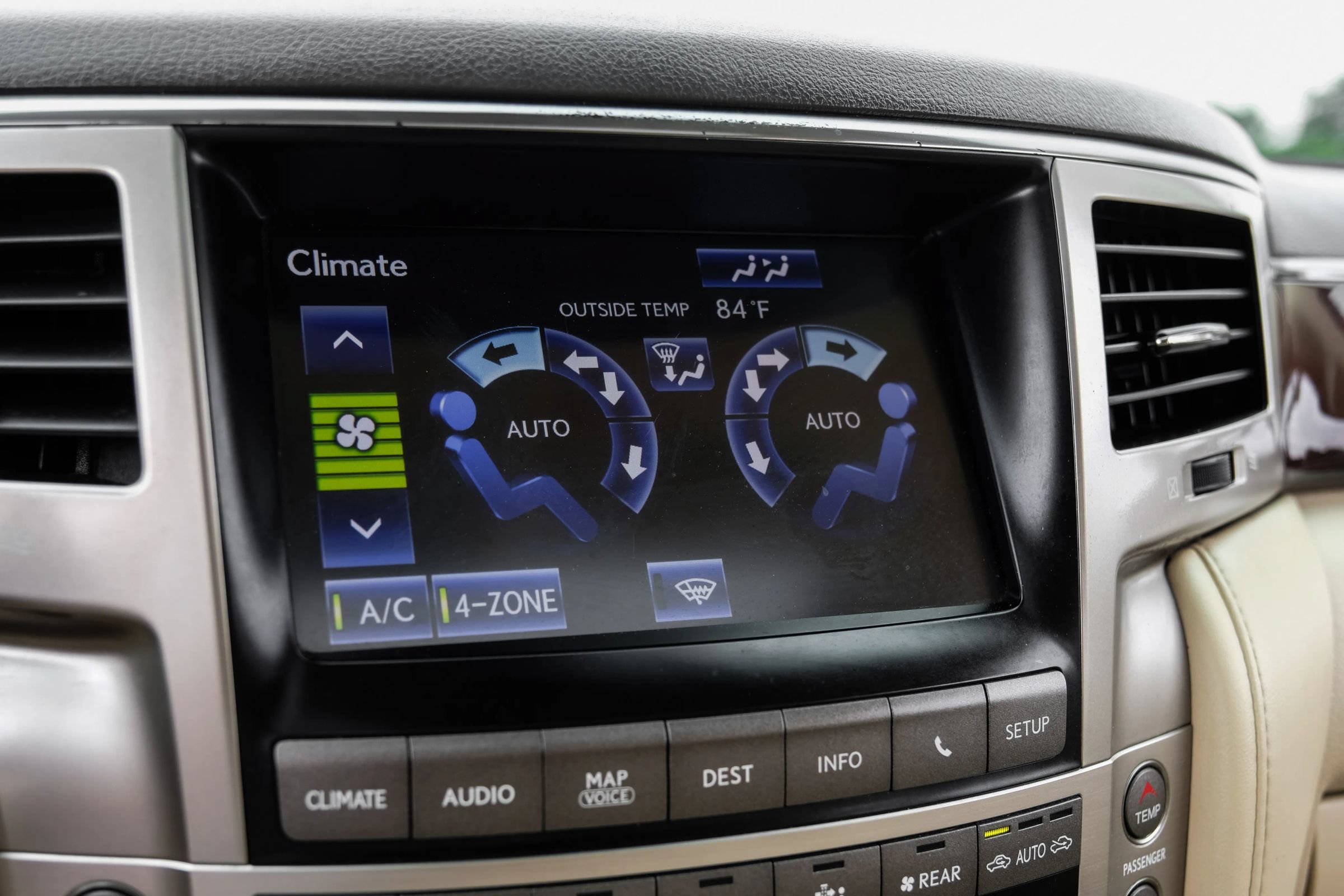 Used 2013 Lexus LX 570 4WD w/ Luxury Pkg image 39