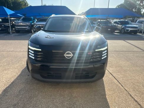 Used 2025 Nissan Kicks SR AWD/4WD image 2
