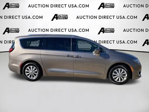 Used 2018 Chrysler Pacifica Touring-L Plus image 22