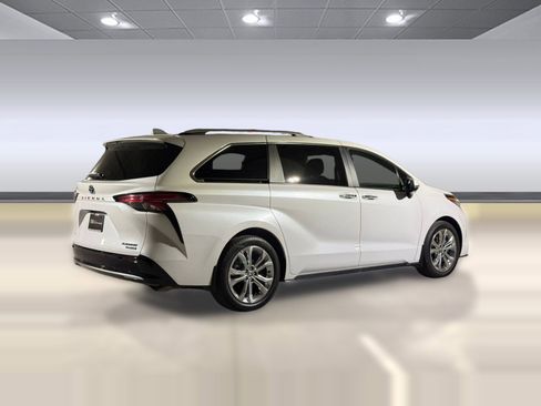 Used 2024 Toyota Sienna Platinum image 9