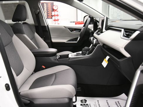 Used 2025 Toyota RAV4 XLE w/ Convenience Package image 27