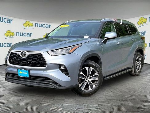Used 2020 Toyota Highlander XLE AWD/4WD image 3